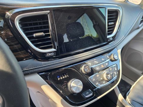 Used 2023 Chrysler Pacifica Limited FWD image 15