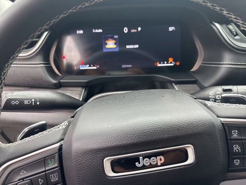 Used 2023 Jeep Grand Cherokee Limited w/ Black Appearance Package AWD/4WD image 13