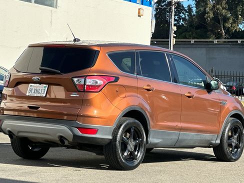 Used 2017 Ford Escape SE image 4