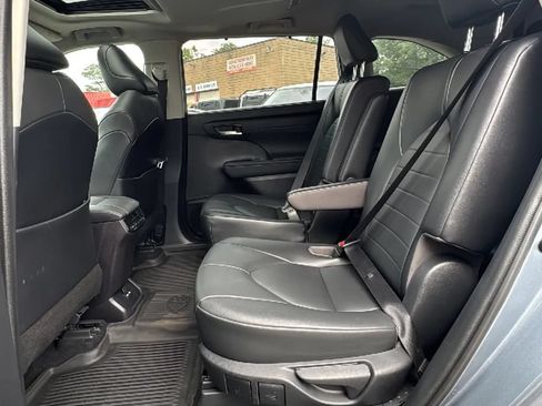 Used 2021 Toyota Highlander XLE AWD/4WD image 15