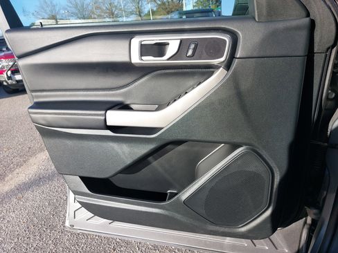Used 2023 Ford Explorer XLT image 29
