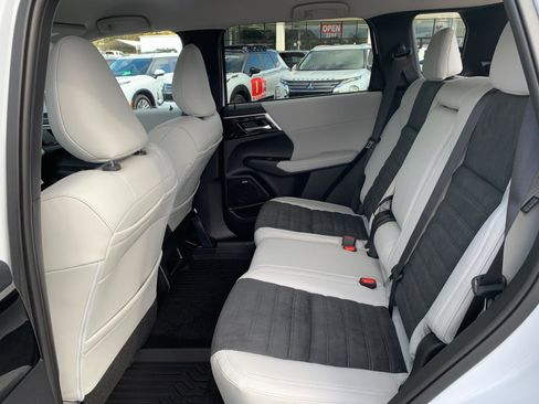 New 2025 Mitsubishi Outlander SE image 19