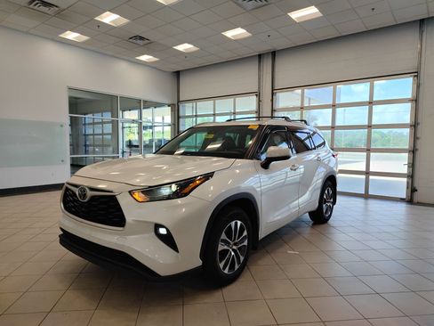 Used 2022 Toyota Highlander XLE AWD/4WD image 6