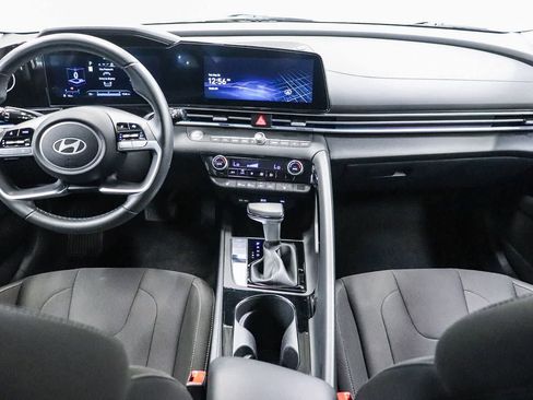 Used 2025 Hyundai Elantra SEL FWD image 13