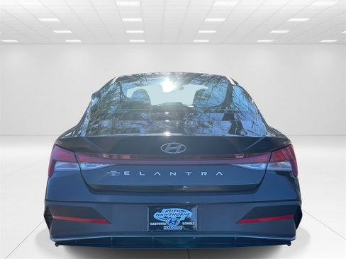 New 2026 Hyundai Elantra SE image 5