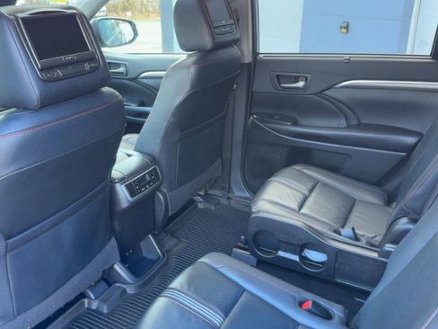 Used 2019 Toyota Highlander SE AWD/4WD image 11