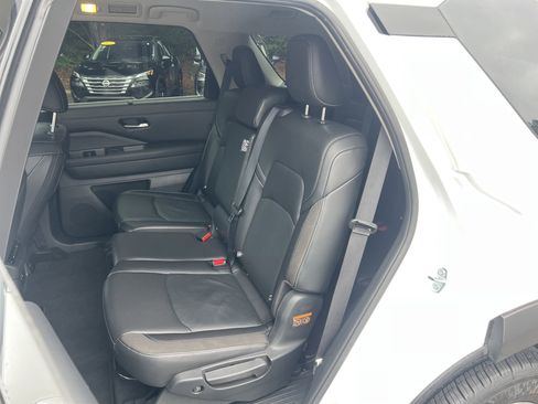 Certified 2025 Nissan Pathfinder SL w/ Black Appearance Package FWD image 16