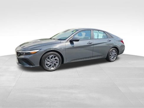 Used 2025 Hyundai Elantra Hybrid FWD image 1