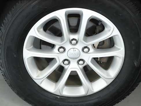 Used 2014 Jeep Grand Cherokee Laredo w/ 18" Wheel & 8.4" Radio Group AWD/4WD image 32