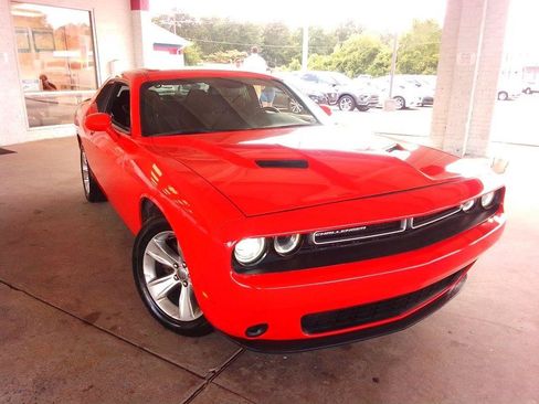 Used 2018 Dodge Challenger SXT RWD image 3