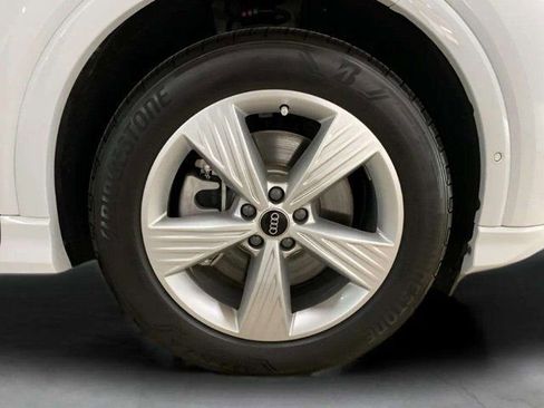 Used 2024 Audi Q4 e-tron Prestige image 31