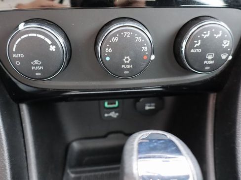 Used 2013 Chrysler 200 Limited image 18