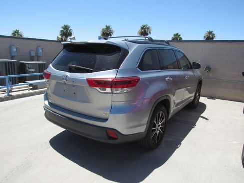 Used 2017 Toyota Highlander SE w/ Carpet Mat Package FWD image 3