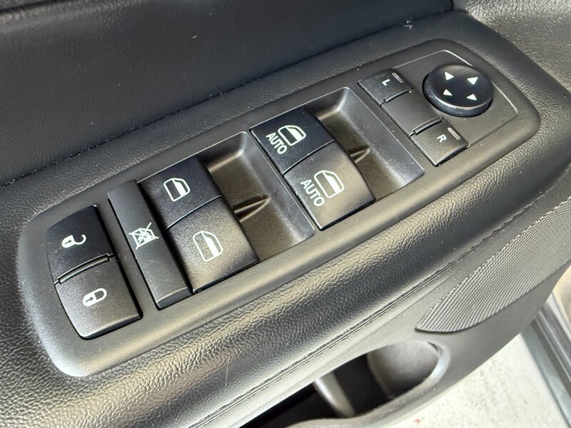 Used 2019 Jeep Grand Cherokee Laredo RWD image 23