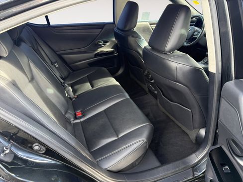 Used 2022 Lexus ES 300h w/ Premium Package image 18