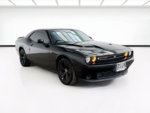 Used 2019 Dodge Challenger SXT RWD image 3