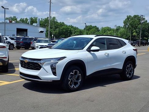 Used 2024 Chevrolet Trax LT w/ LT Convenience Package FWD image 1