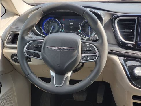 Used 2023 Chrysler Pacifica Touring-L AWD/4WD image 26