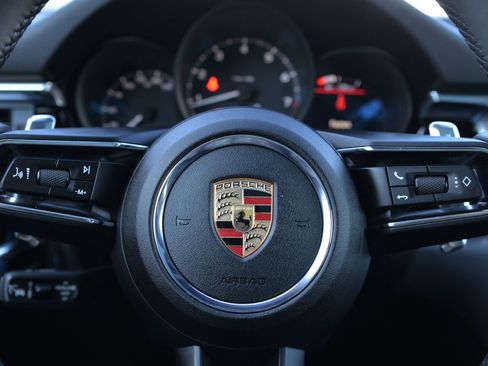 Certified 2025 Porsche Macan image 33