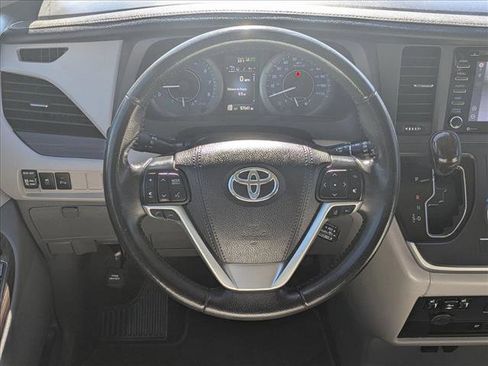 Used 2020 Toyota Sienna XLE Premium image 12