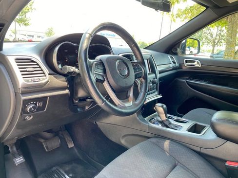 Used 2018 Jeep Grand Cherokee Laredo AWD/4WD image 9