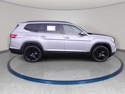 Certified 2026 Volkswagen Atlas SE w/ Black Wheel Package FWD image 4