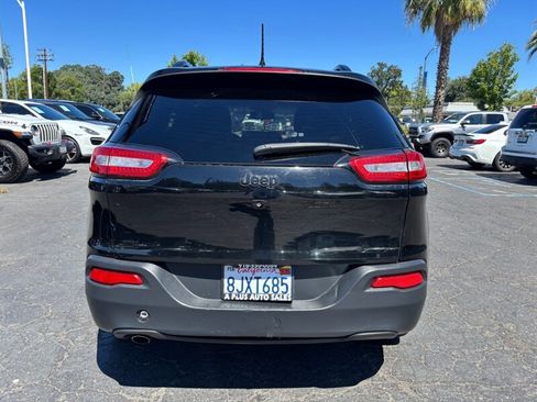 Used 2018 Jeep Cherokee Latitude w/ Altitude Package FWD image 4