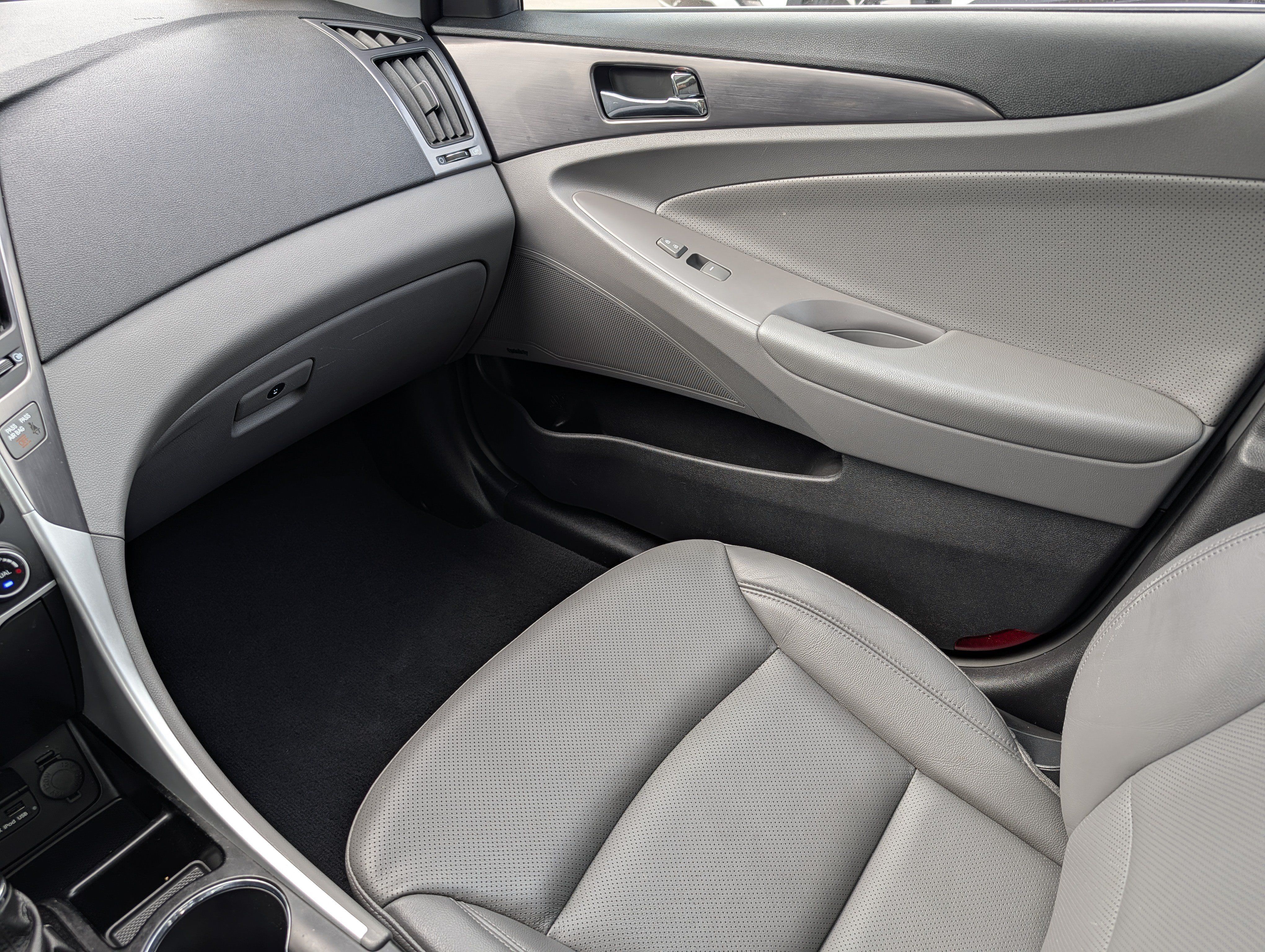 Used 2015 Hyundai Sonata Limited w/ Option Group 02 FWD image 14