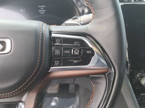 Certified 2022 Jeep Grand Cherokee Summit w/ Luxury Tech Group V AWD/4WD image 18