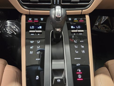 Certified 2023 Porsche Macan AWD/4WD image 23
