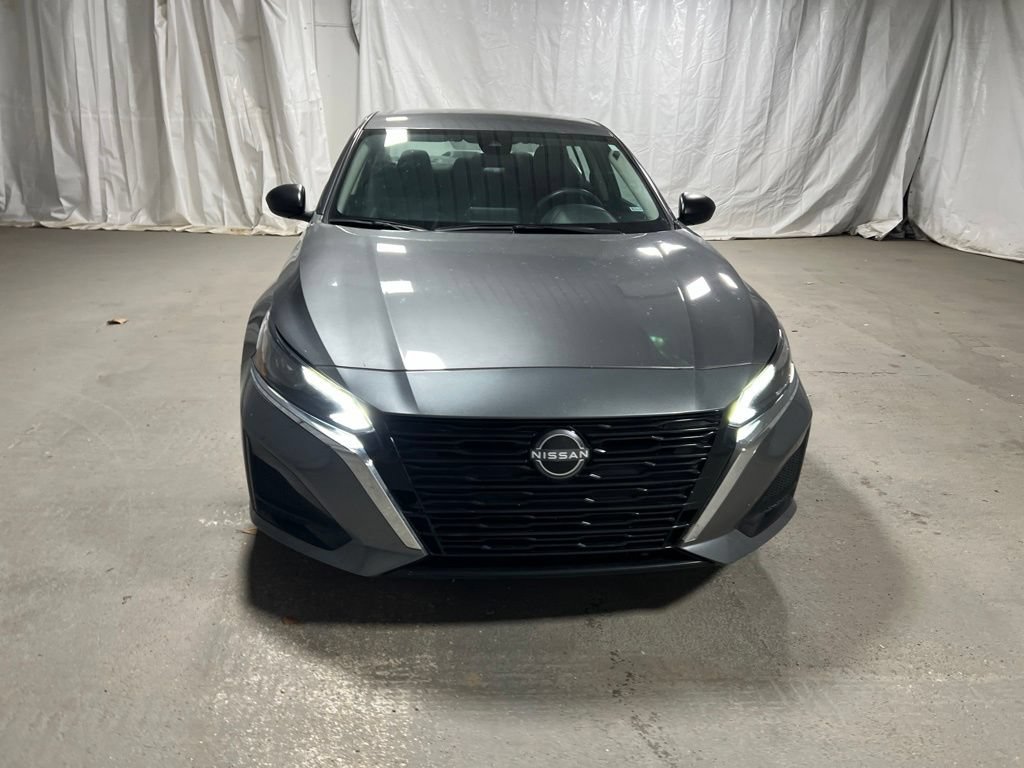 Used 2025 Nissan Altima 2.5 SV FWD image 2