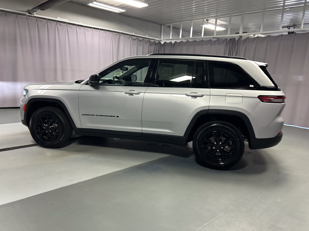 Used 2024 Jeep Grand Cherokee Altitude AWD/4WD image 4