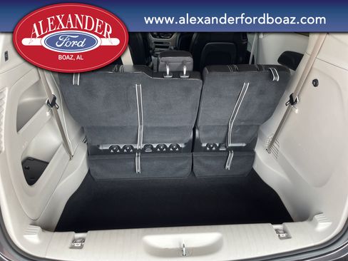 Used 2023 Chrysler Pacifica Touring-L image 19