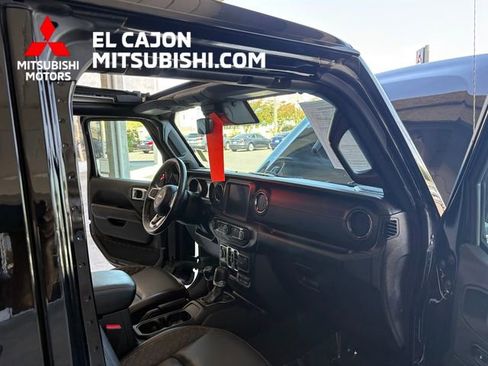 Used 2023 Jeep Wrangler Unlimited Sahara AWD/4WD image 23