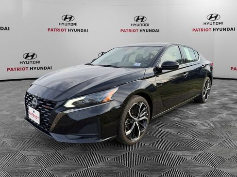 Used 2024 Nissan Altima 2.5 SR w/ SR Premium Package FWD image 7
