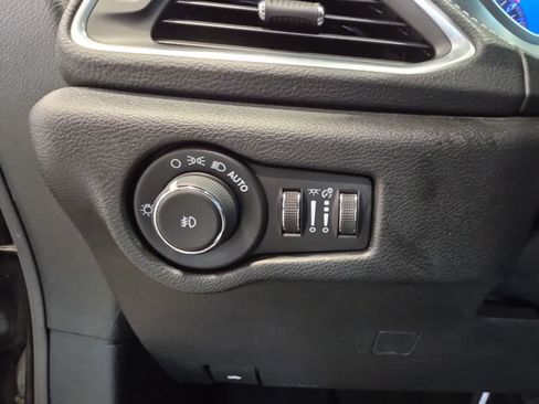 Used 2021 Chrysler Pacifica Limited AWD/4WD image 22