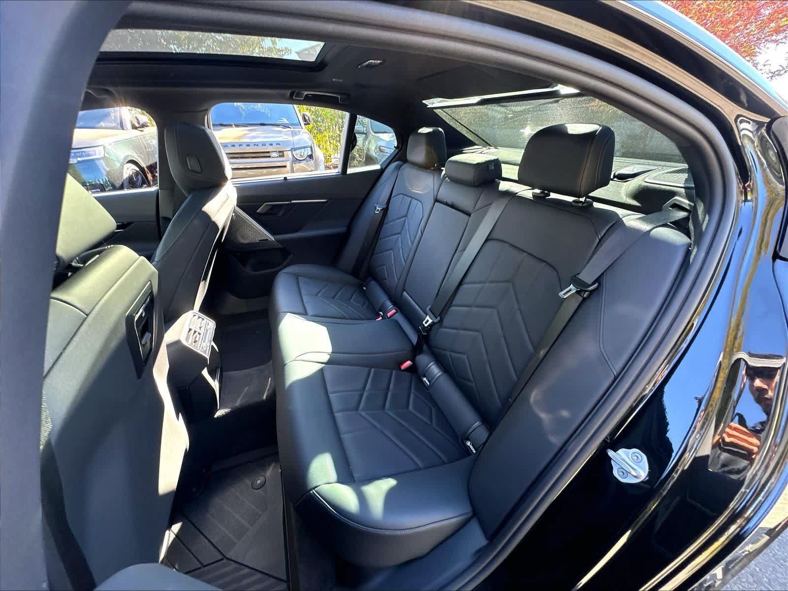 Used 2025 BMW 550e xDrive w/ Premium Package AWD/4WD image 26