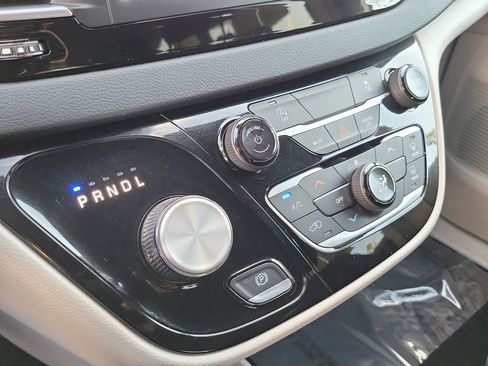 Used 2024 Chrysler Voyager LX image 11