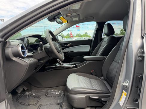 Used 2025 Chevrolet Trax LT FWD image 14