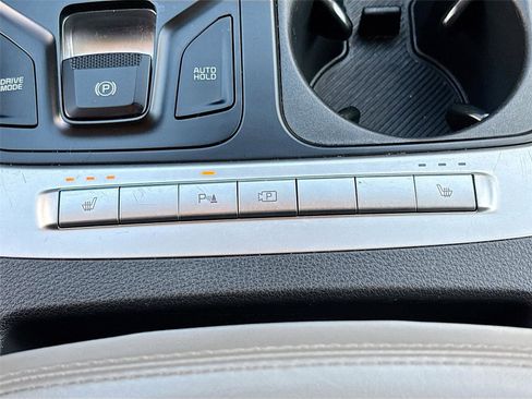 Used 2025 Kia Carnival FWD image 21