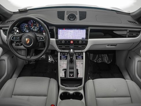 Certified 2025 Porsche Macan image 15
