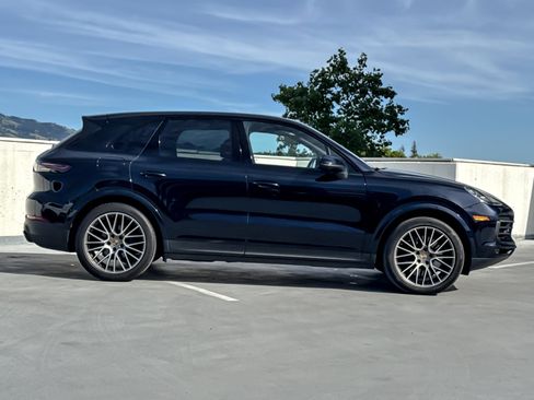 Certified 2023 Porsche Cayenne Platinum Edition image 9