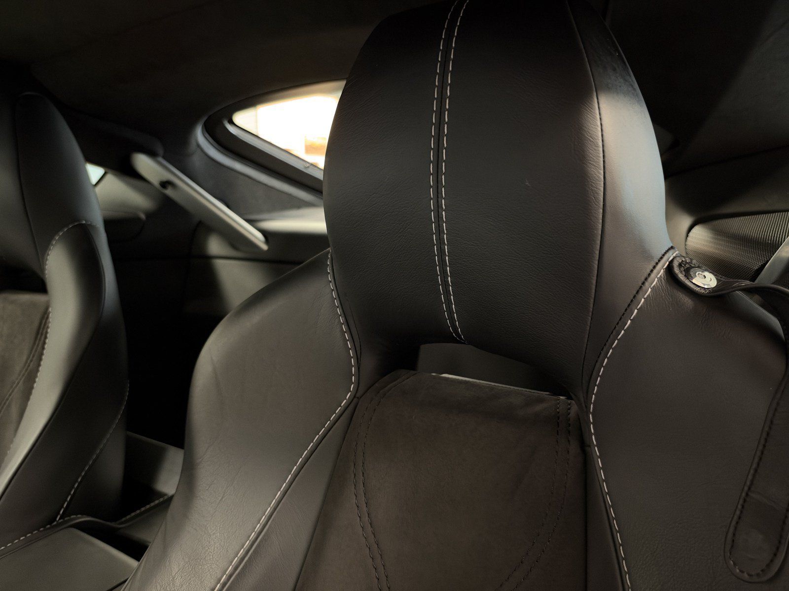 Used 2011 Aston Martin V12 Vantage Carbon Black RWD image 5