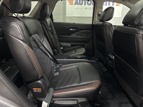 Used 2024 Nissan Pathfinder Platinum image 21