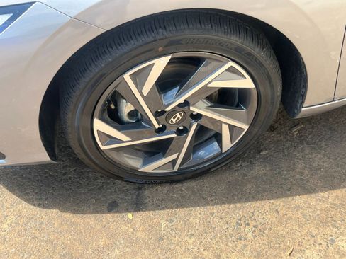 Used 2025 Hyundai Elantra Limited image 27