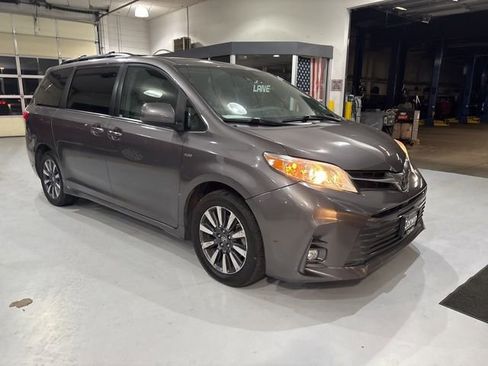 Used 2019 Toyota Sienna XLE image 9