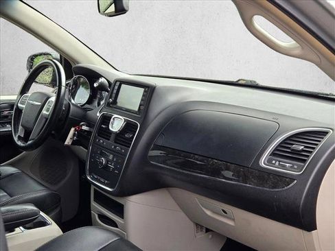 Used 2014 Chrysler Town & Country Touring FWD image 19