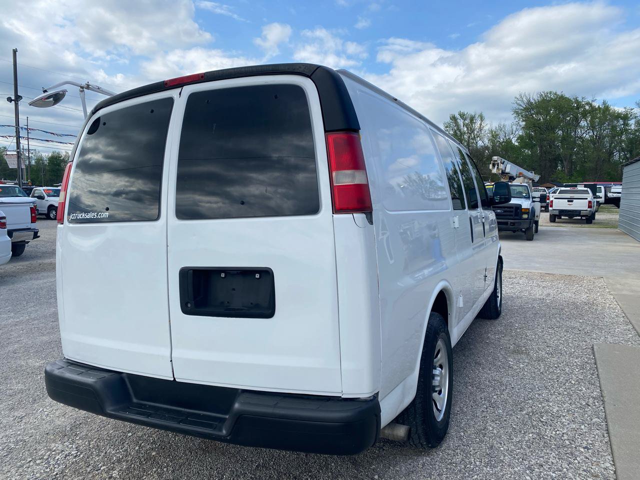 Used 2010 Chevrolet Express 1500 RWD image 5