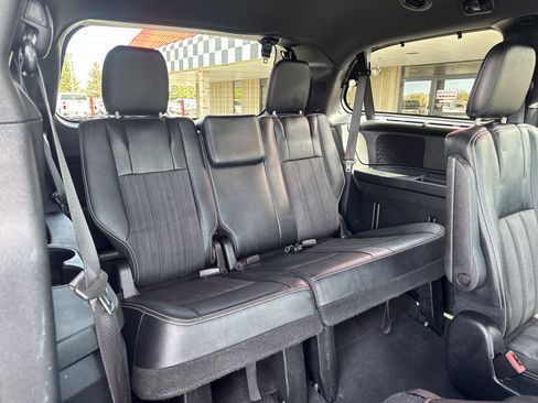 Used 2016 Chrysler Town & Country S w/ Driver Convenience Group FWD image 29