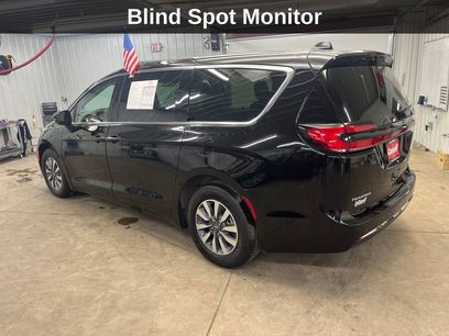 Used 2024 Chrysler Pacifica Select